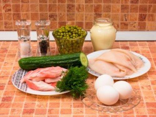 Салат с кальмарами, крабовыми палочками и огурцами. 01