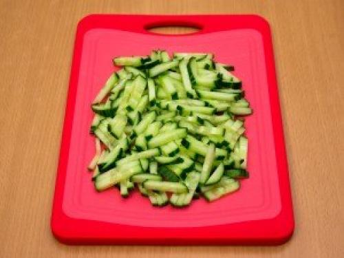 Салат с кальмарами, крабовыми палочками и огурцами. 03