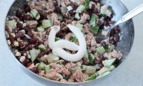 Салат с консервированной горбушей и фасолью. 04