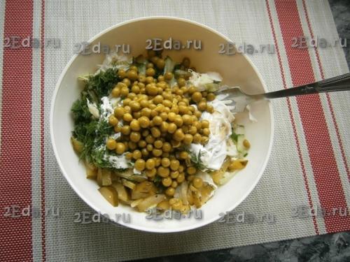 Салат с пекинской капустой, огурцом и горошком. 04