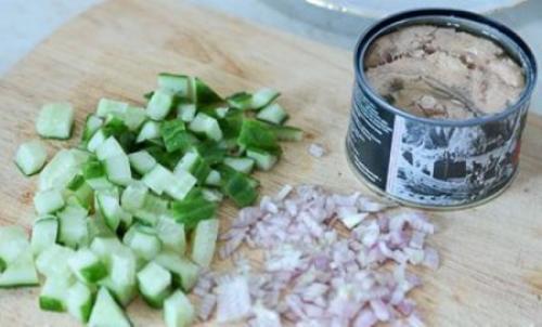 Салат с консервированной горбушей и фасолью. 01