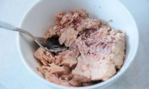 Салат с консервированной горбушей и фасолью. 03