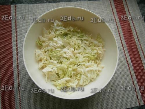 Салат с пекинской капустой, огурцом и горошком. 01