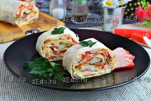 Рулет из лаваша с крабовыми палочками и огурцом. 05