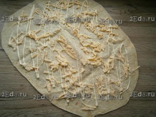 Рулет из лаваша с крабовыми палочками и огурцом. 01