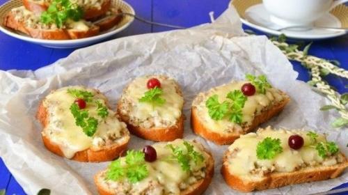 Горячие бутерброды с сайрой. Горячие бутерброды с сайрой.