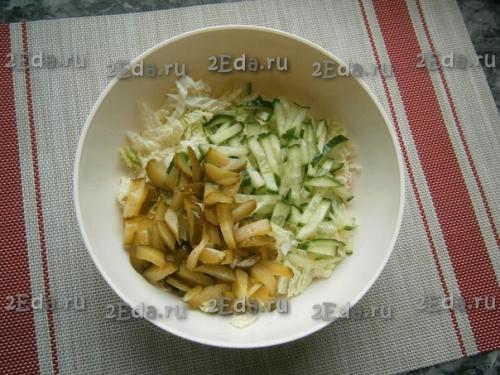 Салат с пекинской капустой, огурцом и горошком. 02