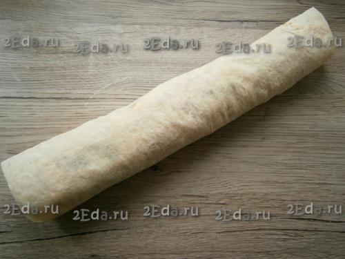 Рулет из лаваша с крабовыми палочками и огурцом. 04