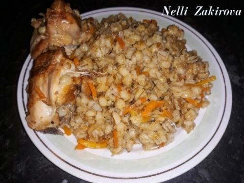 Перловка с кусочками курицы в духовке.