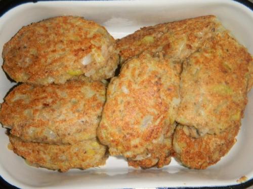 Рыбные котлетки.  Одна банка сардин, 2 яйца, 3 луковицы, 7 столовых ложек манки, 0, 5 чайной ложки соды ( погасить.