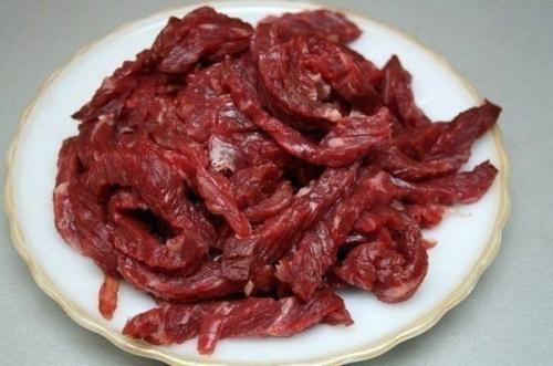 Бефстроганов.  Рецепт классического и, можно сказать, легендарного блюда русской кухни - бефстроганов, из старой советской книги. 01