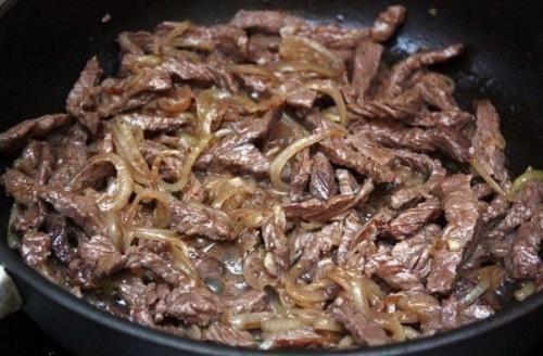 Бефстроганов.  Рецепт классического и, можно сказать, легендарного блюда русской кухни - бефстроганов, из старой советской книги. 03