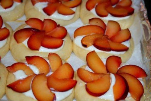 Ватрушки с творогом и сливами (яблоками, ягодами). 06 Ватрушки с творогом и сливами (яблоками, ягодами). 06