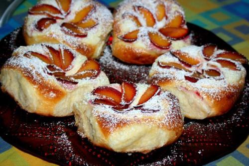 Ватрушки с творогом и сливами (яблоками, ягодами). Ватрушки с творогом и сливами (яблоками, ягодами).