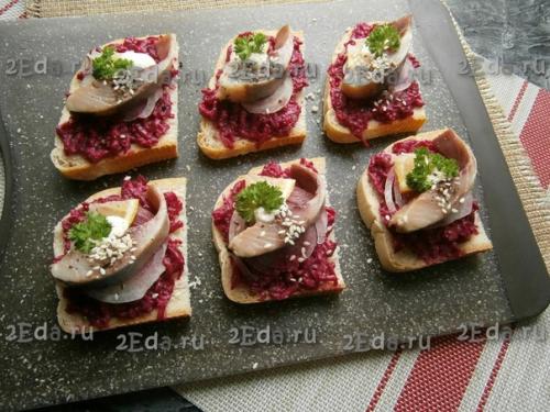 Бутерброды со свеклой и селёдкой. 04