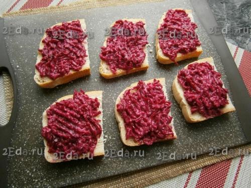 Бутерброды со свеклой и селёдкой. 02