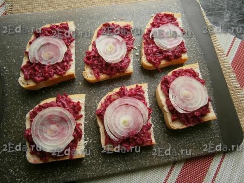 Бутерброды со свеклой и селёдкой. 03