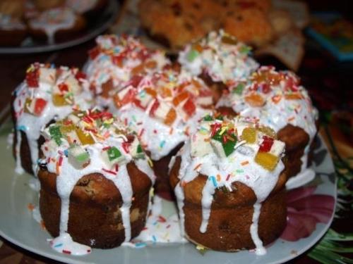 Маленькие куличи.

Такие куличики пекла тоже 3 года назад. 
