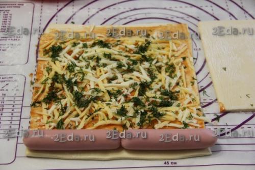 Рулетики из слоёного теста с сосиской и сыром. 02 Рулетики из слоёного теста с сосиской и сыром. 02