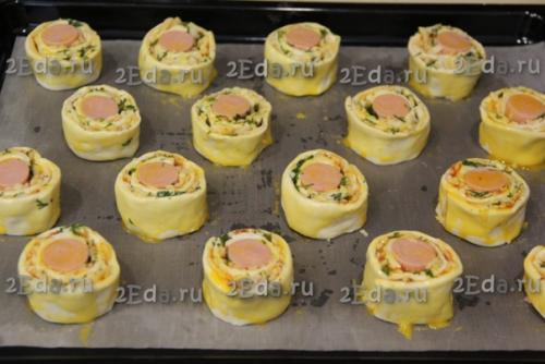 Рулетики из слоёного теста с сосиской и сыром. 04 Рулетики из слоёного теста с сосиской и сыром. 04