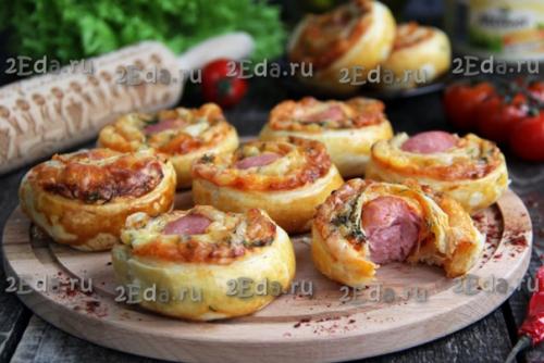 Рулетики из слоёного теста с сосиской и сыром. 06 Рулетики из слоёного теста с сосиской и сыром. 06