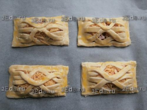 Пирожки из слоёного теста с колбасой и сыром. 05 Пирожки из слоёного теста с колбасой и сыром. 05