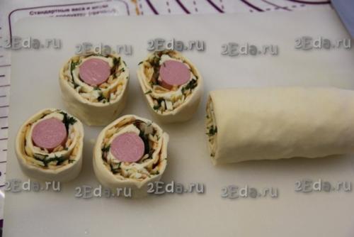 Рулетики из слоёного теста с сосиской и сыром. 03 Рулетики из слоёного теста с сосиской и сыром. 03