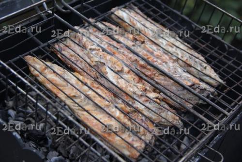 Как приготовить скумбрию на мангале на решетке. 05