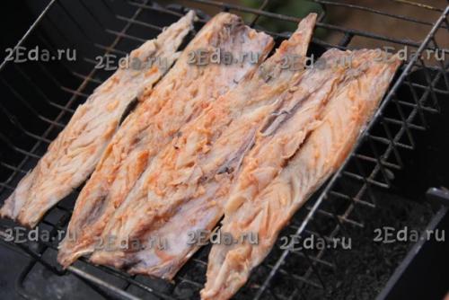 Как приготовить скумбрию на мангале на решетке. 04