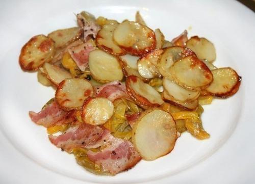 Запечённый молодой картофель с беконом и овощами. Запечённый молодой картофель с беконом и овощами.