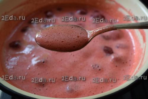 Как приготовить клубничное варенье с целыми ягодами. 04