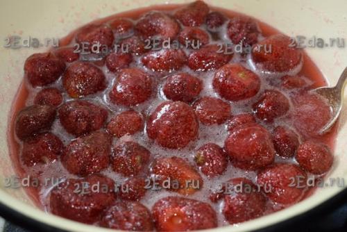 Как приготовить клубничное варенье с целыми ягодами. 03