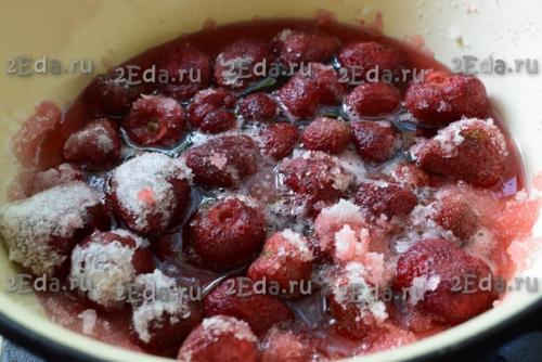 Как приготовить клубничное варенье с целыми ягодами. 02