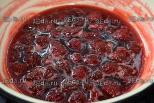 Как приготовить клубничное варенье с целыми ягодами. 05