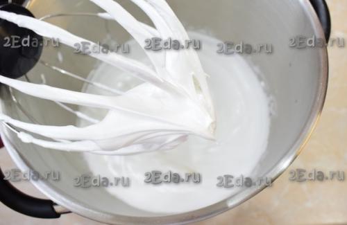 Меренговый рулет с творожным сыром и сливками. 01