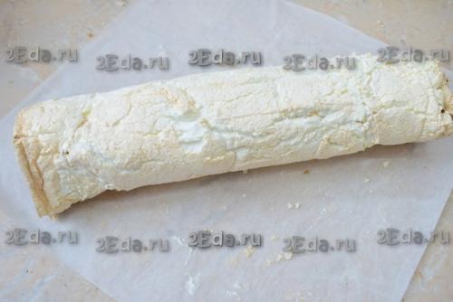 Меренговый рулет с творожным сыром и сливками. 05