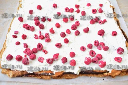 Меренговый рулет с творожным сыром и сливками. 04