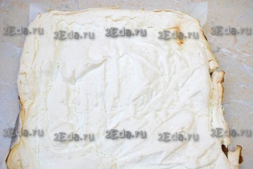 Меренговый рулет с творожным сыром и сливками. 03
