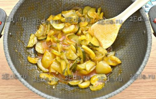 Лечо из болгарского перца с огурцами и томатной пастой на зиму. 04