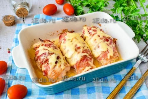 Куриные рулетики в беконе с грибами в духовке. 05