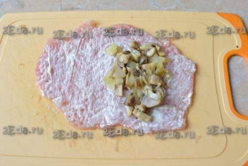 Куриные рулетики в беконе с грибами в духовке. 02