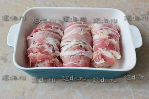 Куриные рулетики в беконе с грибами в духовке. 04