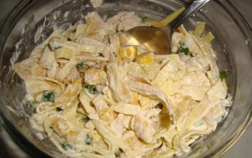 Салат с яичными блинчиками и солеными огурцами. Оригинальные салаты с яичными блинчиками. 5 рецептов