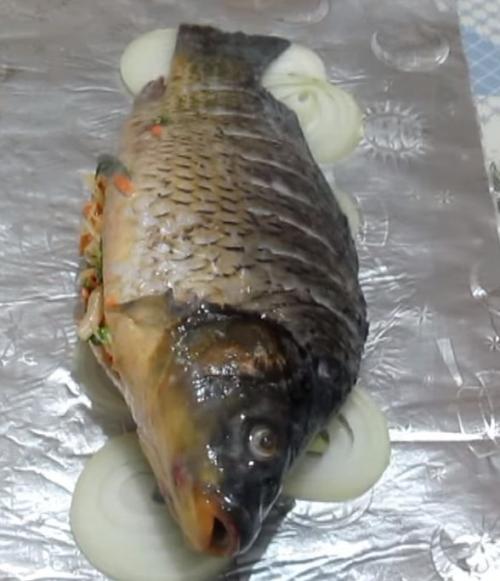 Карп в духовке со сметаной. Карп запеченный в сметане в духовке рецепт