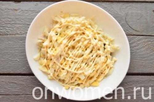 Салат с черносливом и грецкими орехами и курицей и сыром и виноградом. Салат с курицей, черносливом и виноградом