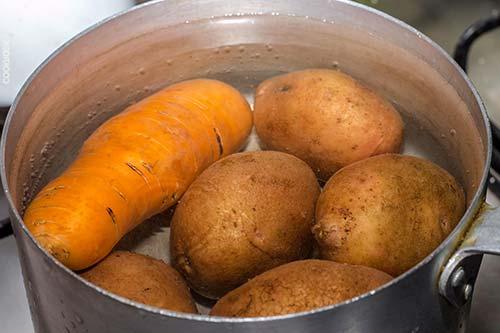 Рецепт салата с копченой куриной грудкой и грибами