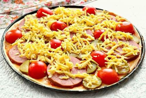 Пицца с колбасой и солеными огурцами.  Пицца с помидорами-черри, солеными огурчиками и колбасой