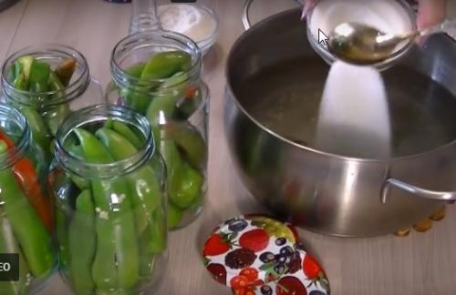 Мариновать горький перец с чесноком на зиму рецепты. Рецепт горького стручкового перца на зиму — пальчики оближешь