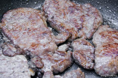 Отбивные из говядины с подливкой. Отбивные из говяжьей вырезки