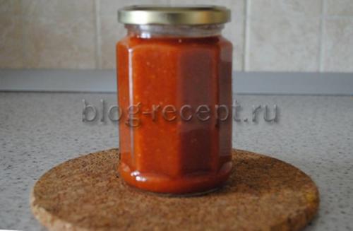 Аджика сырая из помидор чеснока и горького перца. Ингредиенты: